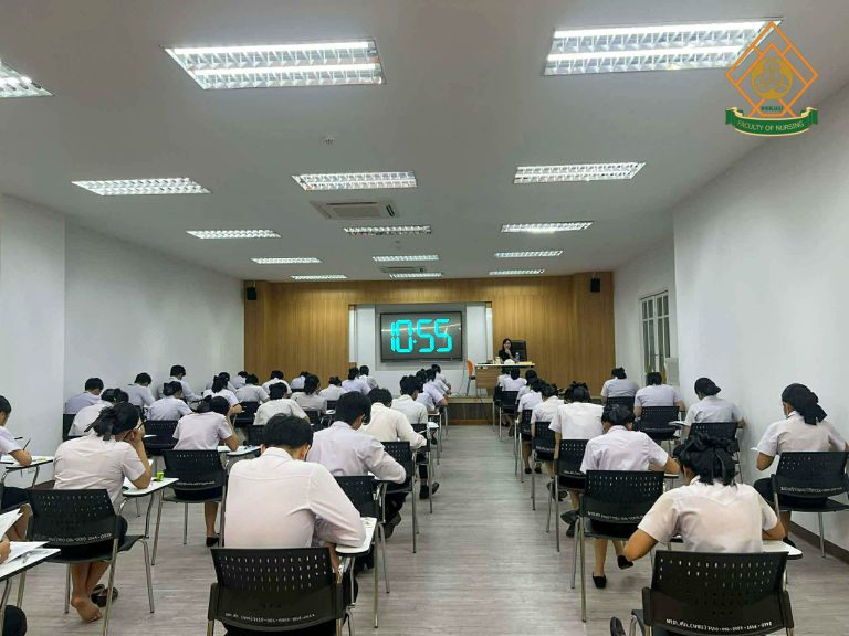 เตรียมความพร้อมนักศึกษาพยาบาลก่อนเข้าสู่การสอบใบอนุญาตประกอบวิชาชีพการพยาบาลและการผดุงครรภ์ นักศึกษาชั้นปีที่ 4
